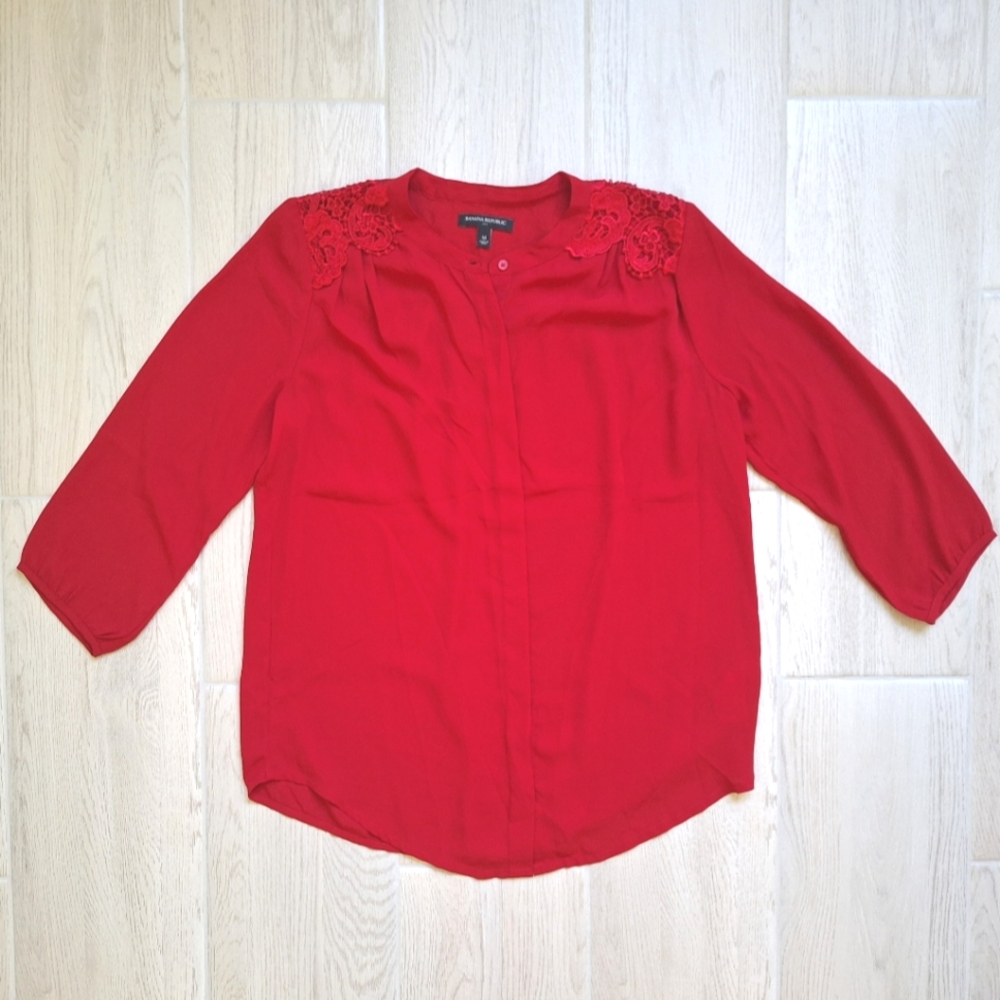 Banana Republic women's red lace detail button-down blouse - size medium
